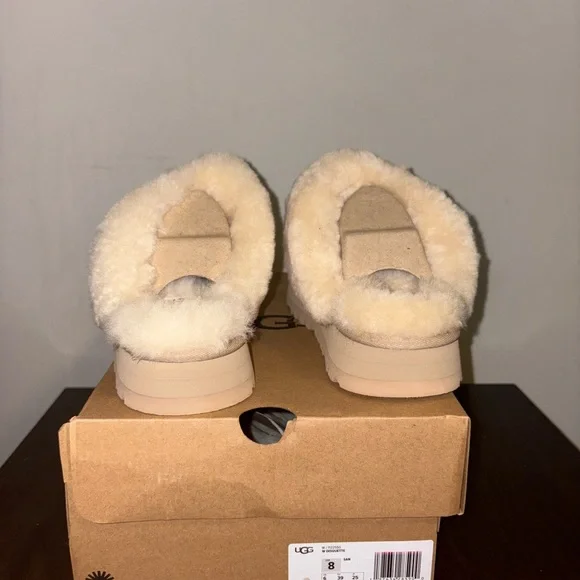 UGG Slippers - Picture 3 of 7